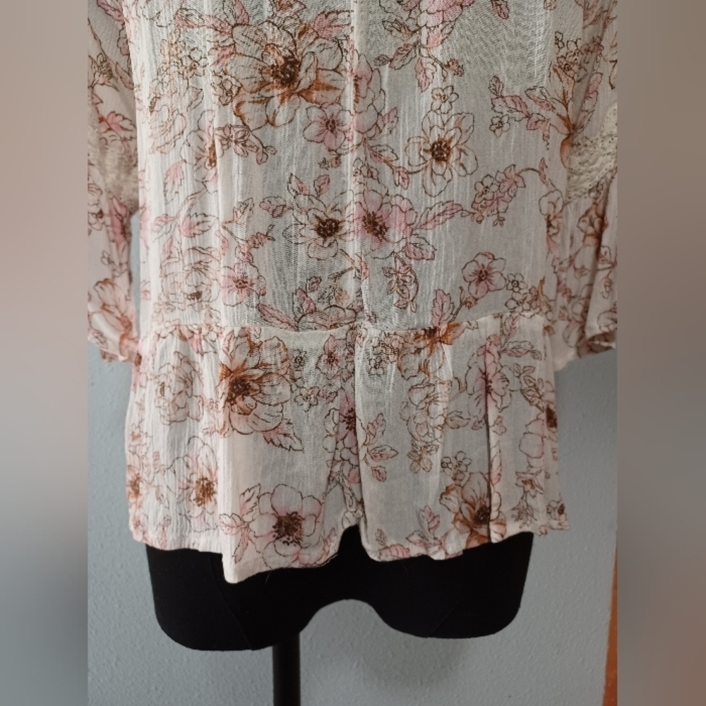 Bebop Floral Lace Trim Blouse - Picture 8 of 11